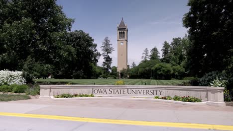 Campanile-Del-Carillón-Conmemorativo-De-Stanton-En-El-Campus-De-La-Universidad-Estatal-De-Iowa-En-Ames,-Iowa-Con-Video-De-Cardán-Caminando-Hacia-Adelante-Con-Toma-Amplia