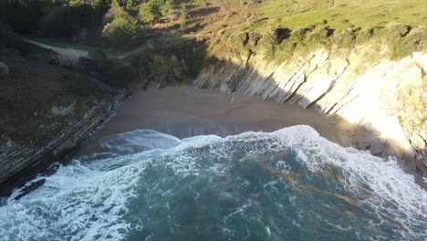 Strand-Von-Muriola:-Luftaufnahme-Im-Orbit-Am-Ufer-Des-Wunderschönen-Strandes-An-Einem-Sonnigen-Tag-In-Barrika,-Vizcaya