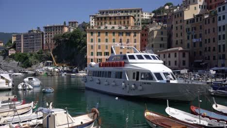 Boote-Legen-Im-Hafen-Von-Ligurien-An-Und-Malerische-Ausblicke-Auf-Bunte-Häuser-In-Camogli,-Italien