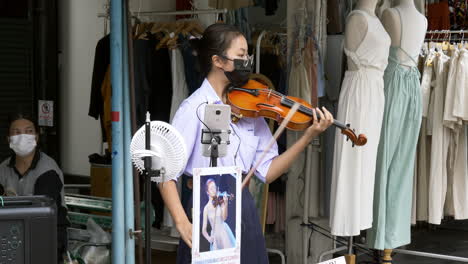 Unbekannter-Musiker-Tritt-Auf-Dem-Jatujak--Oder-Chatuchak-Markt-Auf