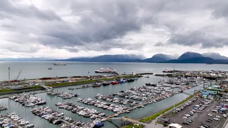 Homer-Alaska-Luftaufnahme-Mit-Bergen-Im-Hintergrund-über-Fischerbooten