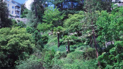 Die-Menschen-Genießen-Einen-Schönen-Tag-Bei-Einem-Spaziergang-Entlang-Der-Serpentinen-Der-Passantenpromenade-Im-Herzen-Von-Meran