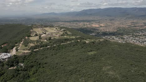 Retiros-Aéreos-Desde-Las-Ruinas-De-Los-Templos-Mesoamericanos-En-La-Cima-De-Una-Colina,-Monte-Albán