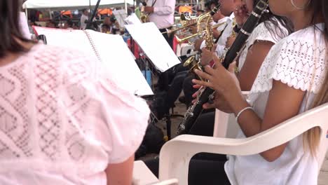 Toma-En-Cámara-Lenta-De-Músicos-Tocando-Clarinetes-Y-Saxofones-En-La-Guelaguetza