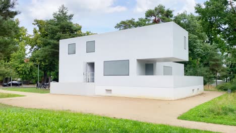 Bauhaus-Icónica-Con-La-Casa-Principal-De-Gropius-Reconstruida-En-Dessau