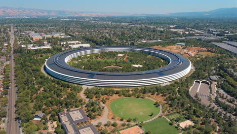 Gebäude-Der-Unternehmenszentrale-Im-Apple-Park,-Luftaufnahme