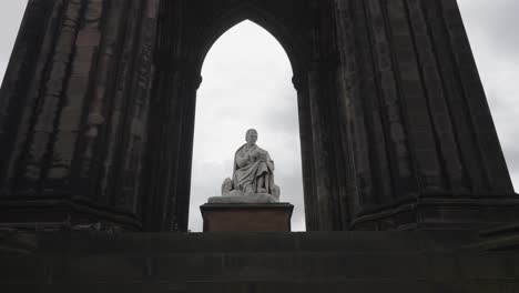 Walter-Scott-Denkmal-In-Princess-Street-Gardens,-Edinburgh,-Schottland