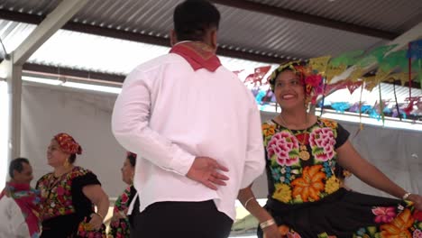 Toma-En-Cámara-Lenta-De-Parejas-Bailando-Danzas-Tradicionales-En-El-Escenario-De-La-Guelaguetza