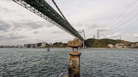 Alte-Japanische-Felsenlaterne-Im-Wasser-Vor-Der-Kanmon-Brücke-Und-Der-Kanmon-Straße-Zwischen-Der-Japanischen-Insel-Honshu-Und-Kyushu