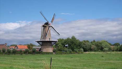 Propeller-Einer-Traditionellen-Windmühle-In-Vollem-Betrieb