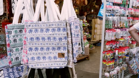 Wunderschöne-Handgefertigte-Stofftaschen,-Die-Mit-Stofftaschen-Mit-Elefantenmuster-Auf-Dem-Chatuchak-Wochenendmarkt-In-Bangkok-Verkauft-Werden