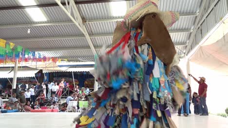 Primer-Plano-En-Cámara-Lenta-De-Un-Hombre-Bailando-De-Manera-Cultural-En-El-Festival-De-La-Guelaguetza