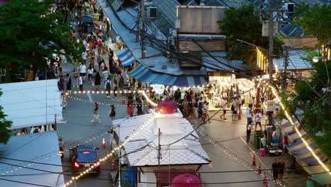 Multitudes-De-Compradores-Tailandeses-Y-Extranjeros-Disfrutan-De-Pasar-El-Rato-En-El-Mercado-De-Fin-De-Semana-De-Chatuchak-En-Bangkok,-Tailandia.