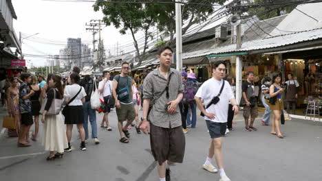 Die-Menschen-Schlendern-Durch-Das-Lebhafte-Treiben-Auf-Dem-Chatuchak-Markt-In-Bangkok-Mit-Einheimischen-Und-Ausländern,-Die-In-Bangkok,-Thailand,-Einkaufen