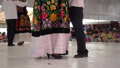 Toma-En-Cámara-Lenta-De-Parejas-Bailando-Danzas-Tradicionales-En-El-Escenario-De-La-Guelaguetza