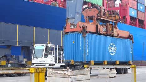Spreader-Gibt-Container-Auf-Lader-Am-Karachi-Port-Trust-Terminal-Frei