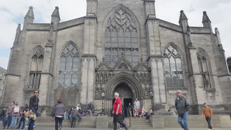 Tourists,-visitors-and-locals-at-Saint-Giles-Cathedral,-Edinburgh