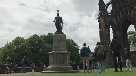 Bronze-sculpture-of-David-Livingstone-at-Princess-Street-Gardens,-Edinburgh