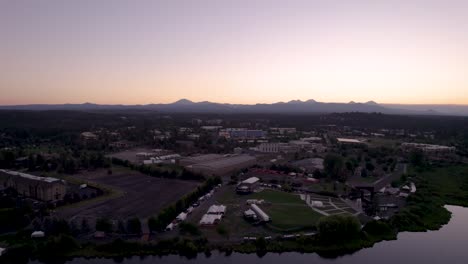 Bend-Oregon-Sonnenuntergang-–-über-Der-Amerikanischen-Flagge-In-Richtung-Cascade-Mountains-Fliegend