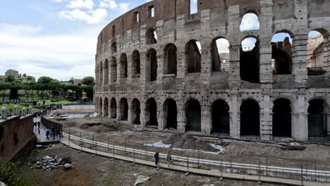Die-Außenwände-Des-Kolosseums,-Dem-Berühmten-Wahrzeichen,-Das-Während-Eines-Restaurierungsprojekts-In-Rom,-Italien,-Gebaut-Wird