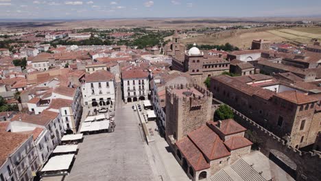 Establishing-shot-of-Torre-de-Bujaco,-imposing-tower-on-public-market