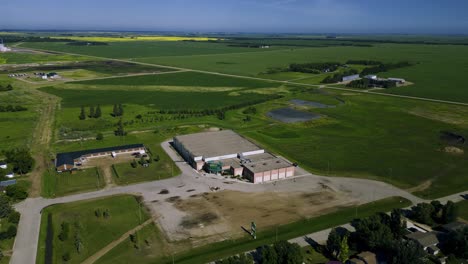 Una-Toma-Orbital-De-Un-Dron-A-Gran-Altitud-Del-Centro-Recreativo-Comunitario-De-Shamrock-Y-La-Pista-De-Hielo-Ubicada-En-La-Comunidad-Agrícola-De-Killarney,-Manitoba,-Canadá.