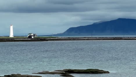 Islandia---Serenidad-Junto-Al-Mar:-Explorando-Las-Tranquilas-Costas-De-Seltjarnarnes,-Cerca-De-Reikiavik