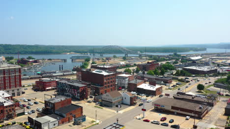 Aerial-view-of-the-Dubuque-town-and-the-Mississippi-river,-in-sunny-Iowa,-USA---Ascending,-drone-shot