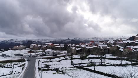 Pueblo-Con-Montañas-Cubiertas-De-Nieve