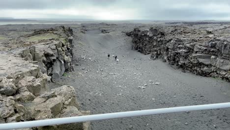 Island-–-Wo-Welten-Aufeinanderprallen:-Überquerung-Der-Brücke-Zwischen-Zwei-Kontinenten-In-Jenseitigen-Landschaften