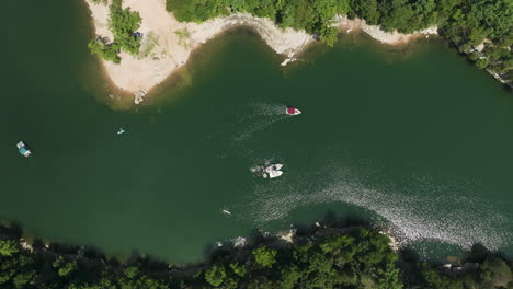 Blick-Von-Oben-Auf-Boote,-Die-In-Der-Hogscald-Hollow-Schlucht-In-Beaver-Lake,-Arkansas,-USA,-Schwimmen