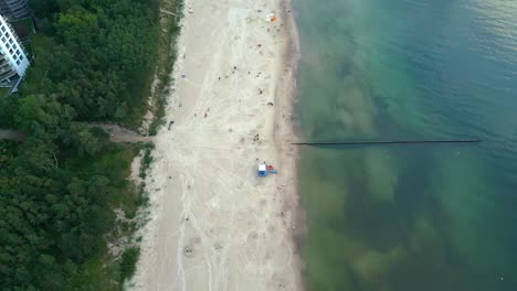 Erleben-Sie-Die-Atemberaubende-Schönheit-Eines-Sommerlichen-Sonnenuntergangs-An-Einem-Malerischen-Ostseestrand,-Perfekt-Eingefangen-Von-Einer-Drohne