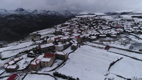Pueblo-Con-Montañas-Cubiertas-De-Nieve