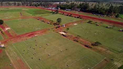 Ein-Blick-Aus-Der-Luft-Auf-Das-Schöne-Spiel:-Ein-Fußballturnier-In-Posadas,-Argentinien