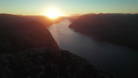 Wunderschöne-Luftaufnahme-Einer-Sonnenaufgangsatmosphäre-Im-Lysefjord,-Preikestolen,-Kanzelfelsen,-Norwegen