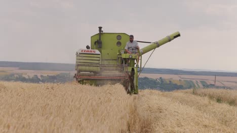 Iniciativa-De-Cereales-Del-Mar-Negro:-Cosechadora-De-Los-Años-60-En-Acción,-Cosecha-De-Campo-Ucraniana