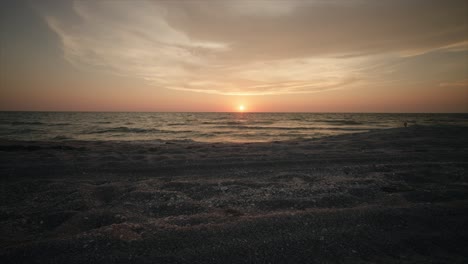 Statischer-4K-Videoclip-Eines-Ruhigen-Und-Heiteren-Sonnenuntergangs-Am-Strand-Von-Captiva-Island
