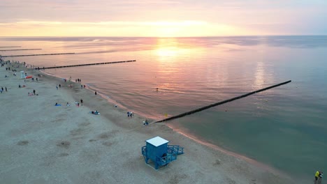 Erleben-Sie-Die-Atemberaubende-Schönheit-Eines-Sommerlichen-Sonnenuntergangs-An-Einem-Malerischen-Ostseestrand,-Perfekt-Eingefangen-Von-Einer-Drohne