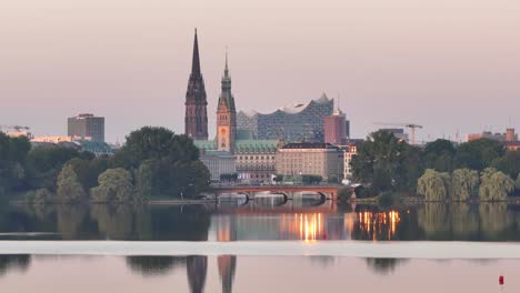 Skyline-Von-Hamburg-Während-Des-Sonnenaufgangs-Zur-Goldenen-Stunde,-Rathaus,-Elbphilharmonie,-Eröffnungsaufnahme