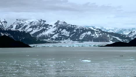 Eisbrocken-Schwimmen-In-Der-Disenchantment-Bay-An-Der-Mündung-Des-Hubbard-Gletschers