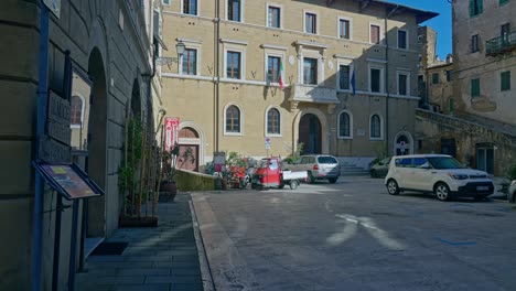 Historisches-Salvini-Theater-In-Pitigliano,-Toskana,-Italien,-Niedriger-Winkel