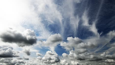Time-lapse-of-clouds-in-a-blue-summer-sky