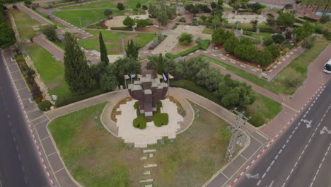 Memorial-Monument-Twin-Cities-Park-in-the-heart-of-Rishon-Lezion,-Israel---parallax-shot