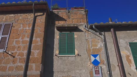 Retrato-De-Una-Turista-Feliz-En-El-Casco-Antiguo-De-Pitigliano,-Toscana-Italia