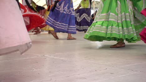 Toma-En-Cámara-Lenta-De-Mujeres-Mexicanas-Vestidas-Con-Vibrantes-Ropas-Tradicionales-En-La-Guelaguetza