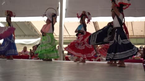 Zeitlupenaufnahme-Von-Frauen,-Die-In-Ihren-Traditionellen-Kleidern-In-Guelaguetza-Tanzen