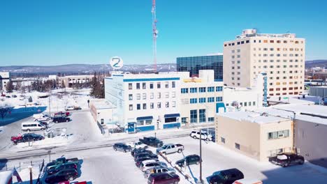 4K-Drohnenvideo-Eines-Wandgemäldes-Auf-Einem-Gebäude-In-Der-Innenstadt-Von-Fairbanks,-Alaska,-An-Einem-Verschneiten-Wintertag