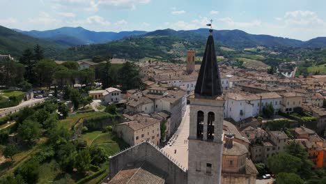 Luftaufnahme-Der-Kathedrale-Und-Des-Glockenturms-Von-Spoleto-Mit-Blick-Auf-Die-Stadt-Im-Hintergrund