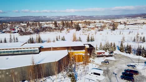 Video-De-Drones-De-4k-Del-Río-Chena-Congelado-En-El-Centro-De-Fairbanks,-Alaska,-En-Un-Día-Nevado-De-Invierno