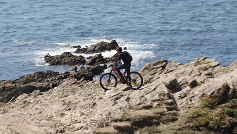 Kamerafahrt-Eines-Mannes-Beim-Mountainbiken-Am-Towan-Headlands-In-Newquay